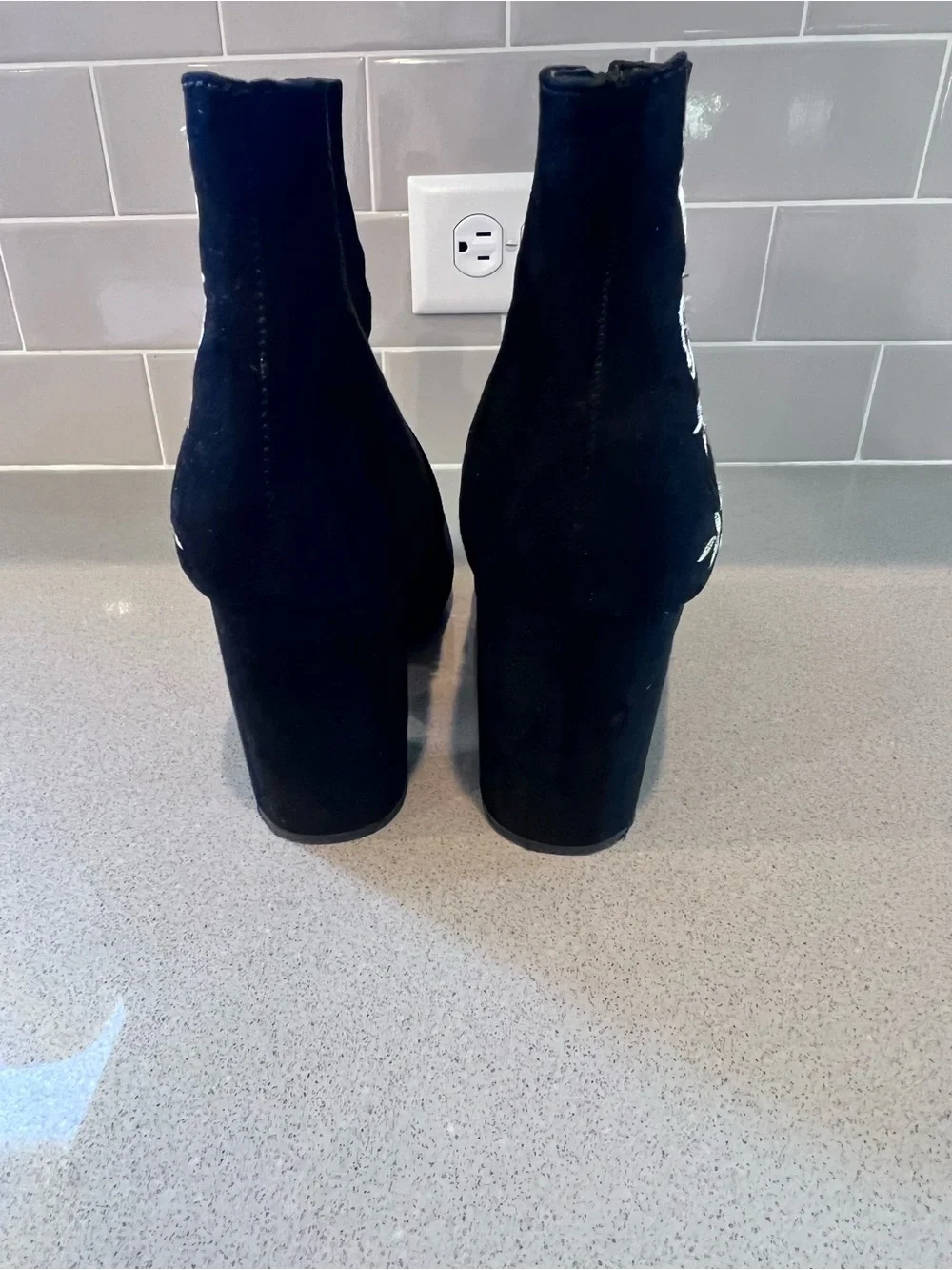 Black Embroidered Floral Loreida Ankle Boots Block Heel Side Zip Sz 9 Just Fab